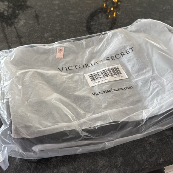 BNWT extra large Victoria Secret tote Never opened - Picture 3 of 5